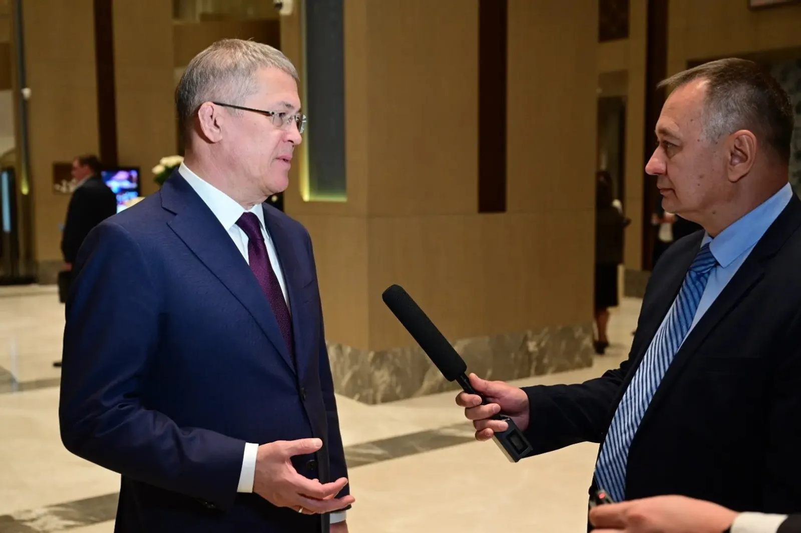 Радий Хәбиров Үзбәкстан Президенты менән осрашыу хаҡында ентекләберәк һөйләне