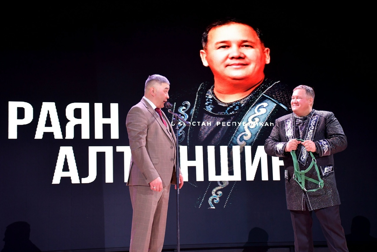 Йырсыны юбилей концертында "атҡа мендерҙеләр"