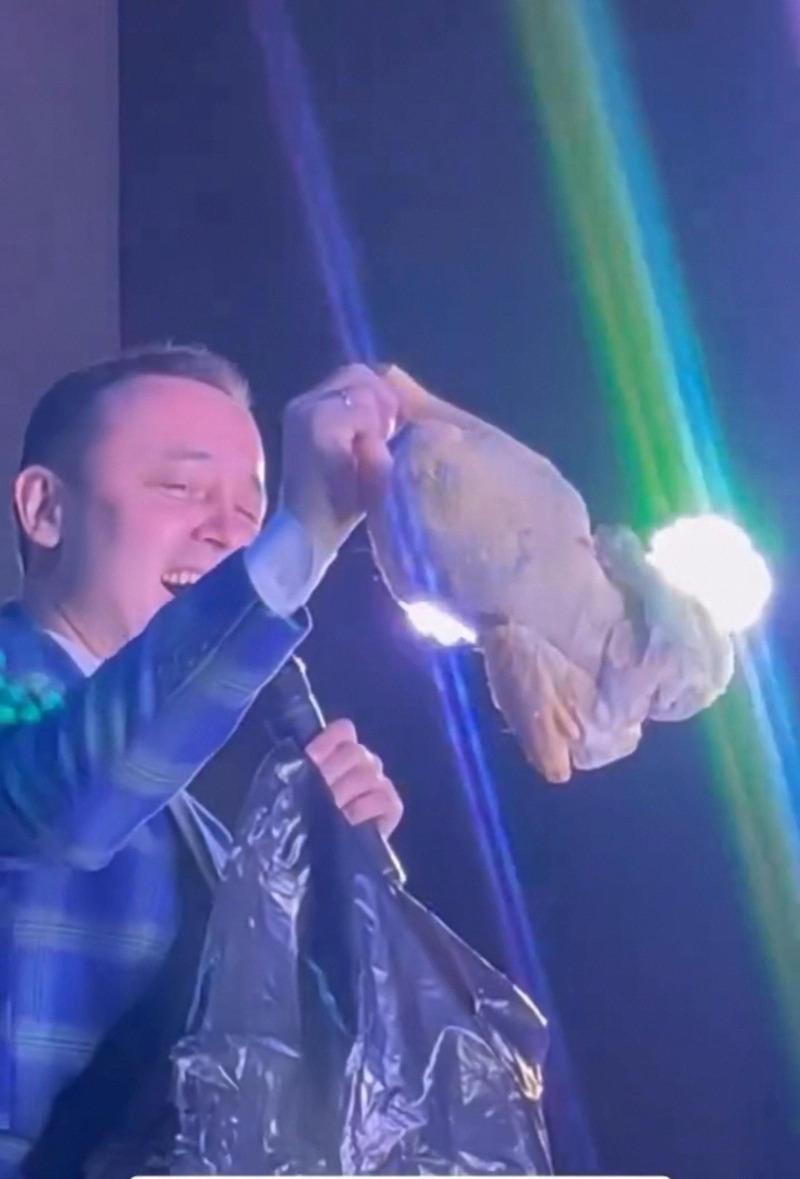 Сәскә урынына тауыҡ бүләк иткәндәр