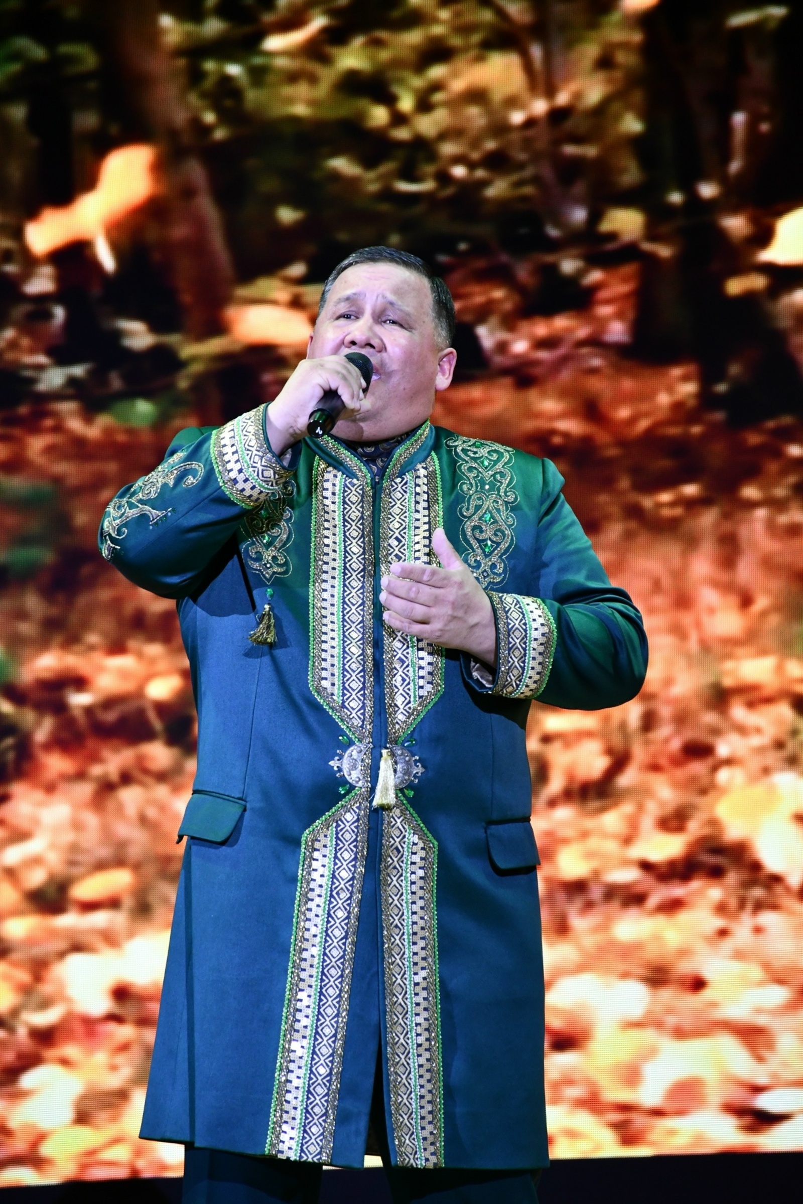 Йырсыны юбилей концертында "атҡа мендерҙеләр"