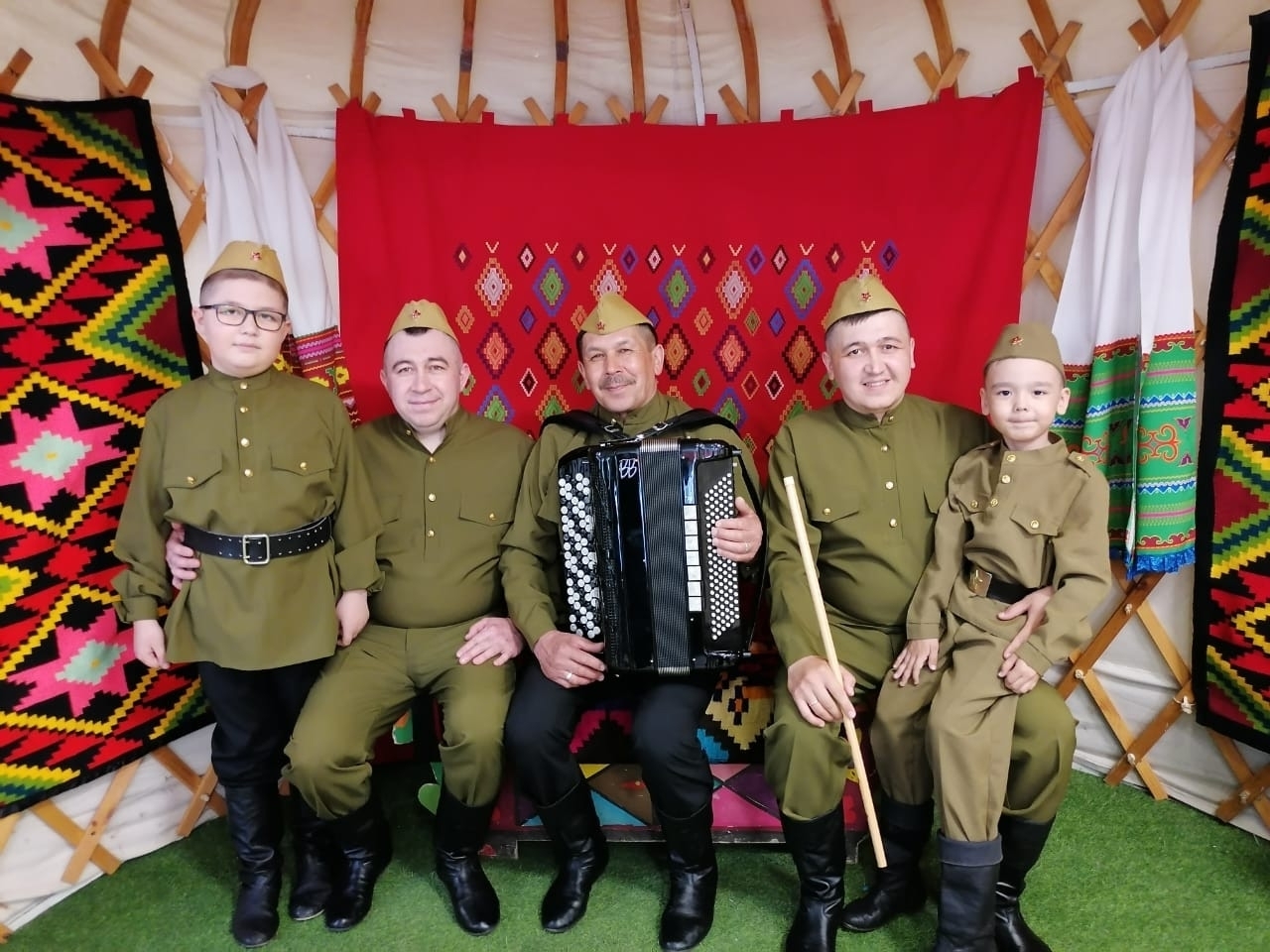 Аҫылташтар төпкөлдәрҙә ята