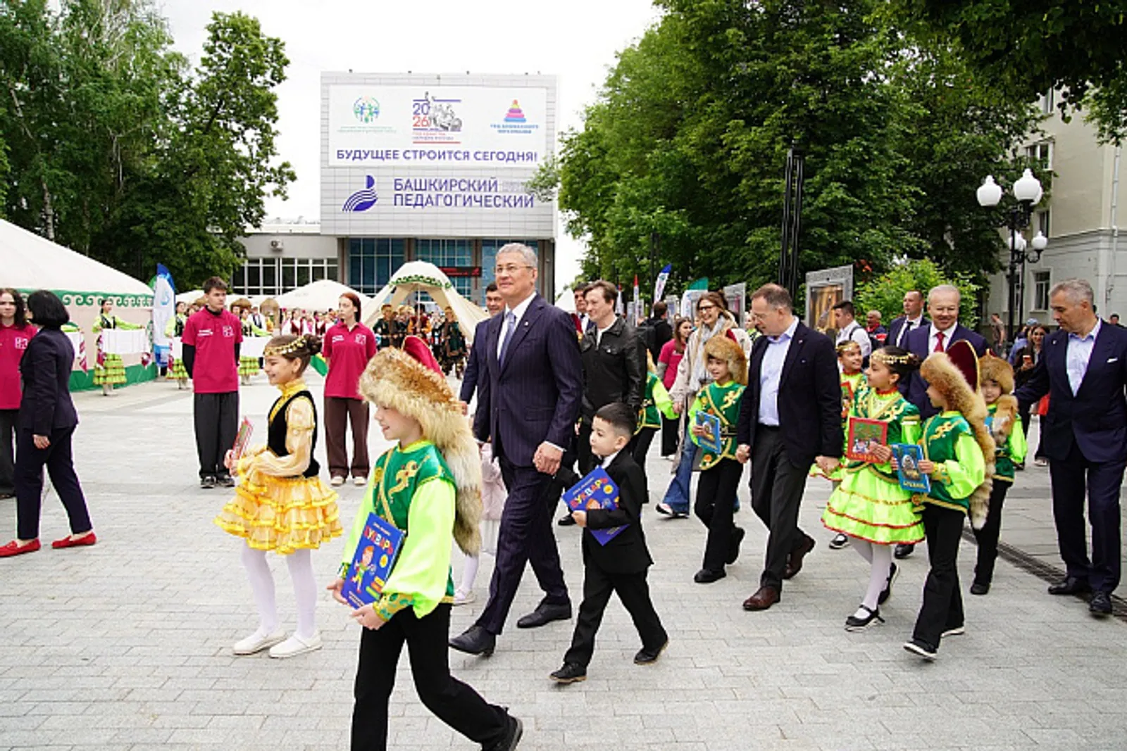 Башҡортостан Башлығы хәҙер үҙенең ниндәй китап уҡыуы хаҡында һөйләне