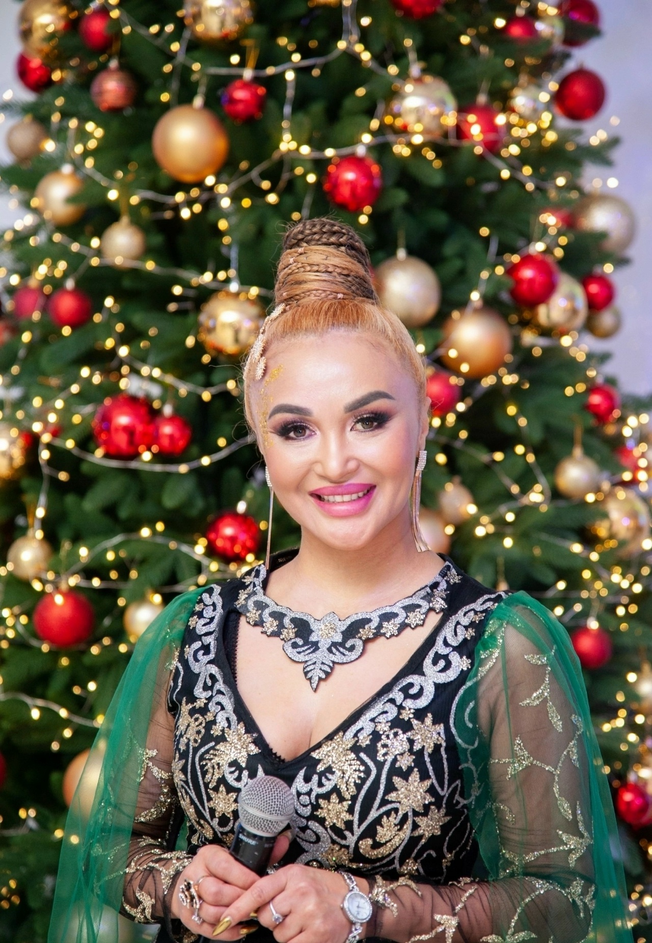 Йырсы Альбина Килдейәрованың сәхнә костюмдарын кем теккәнен беләһегеҙме?