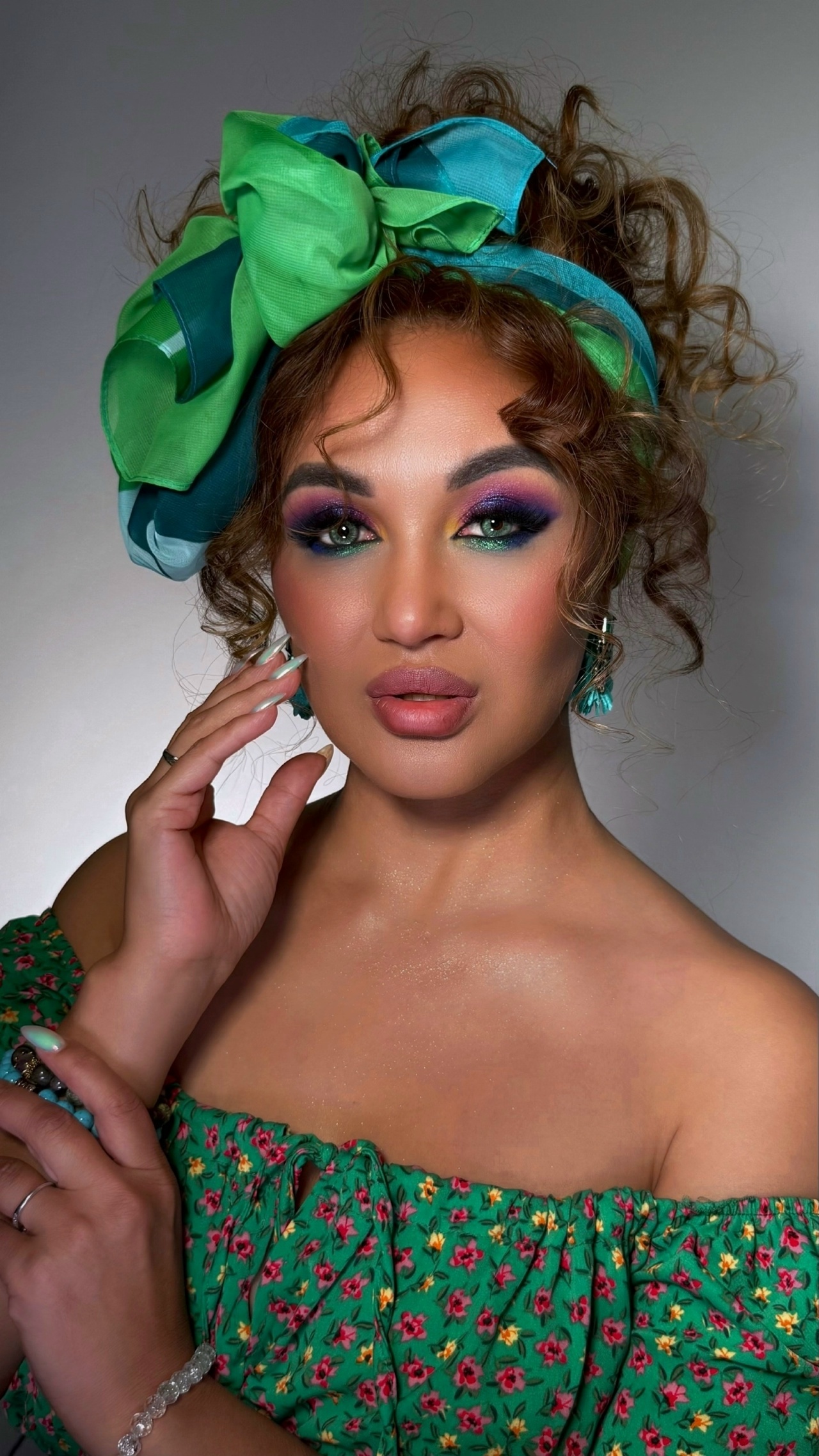 Йырсы Альбина Килдейәрованың сәхнә костюмдарын кем теккәнен беләһегеҙме?