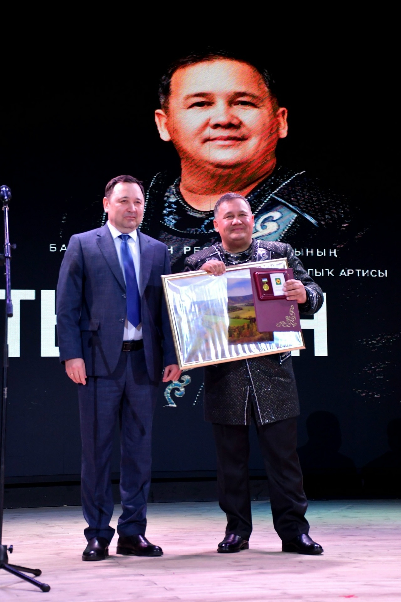 Йырсыны юбилей концертында "атҡа мендерҙеләр"