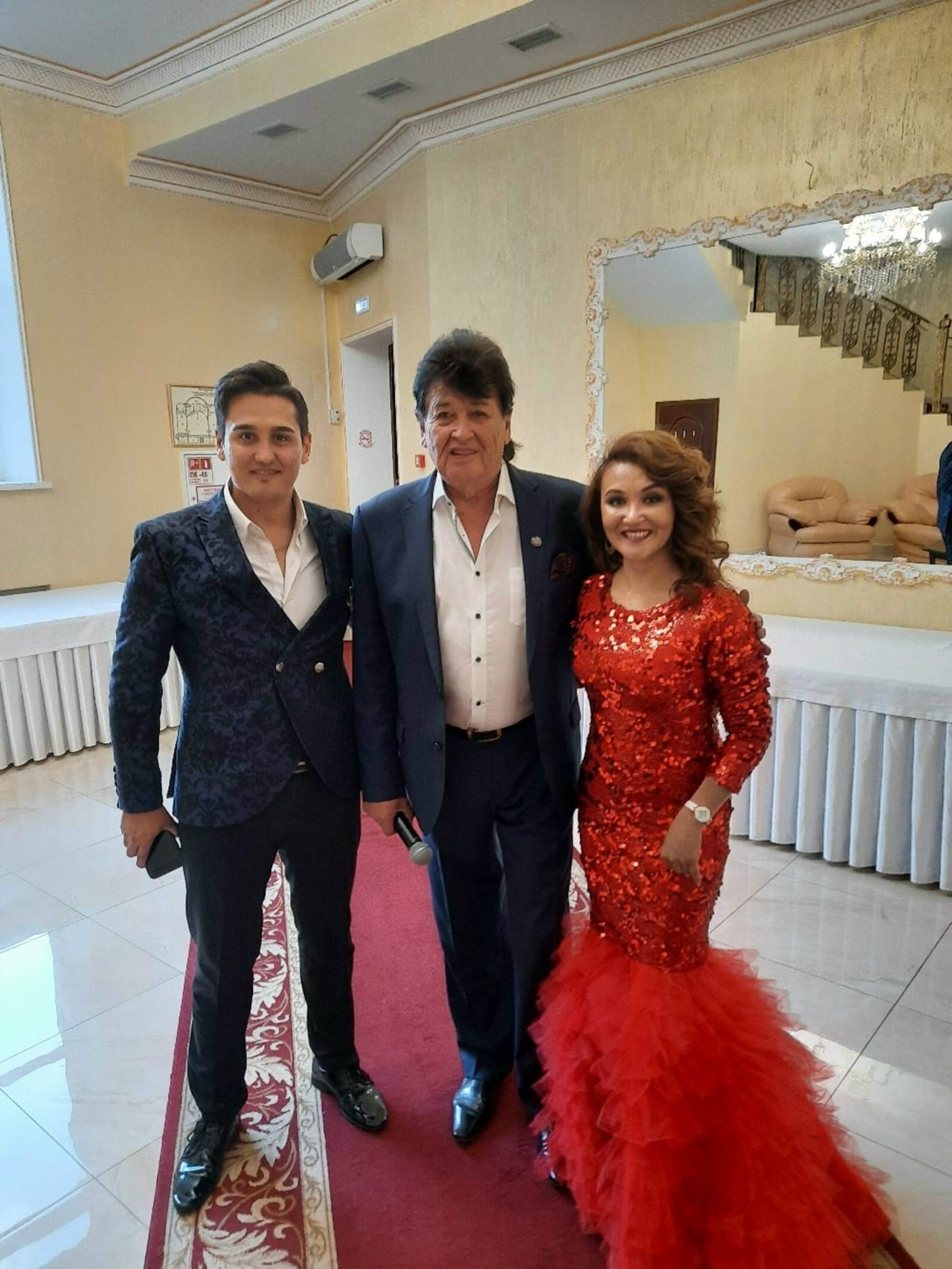 Йырсы Альбина Килдейәрованың сәхнә костюмдарын кем теккәнен беләһегеҙме?