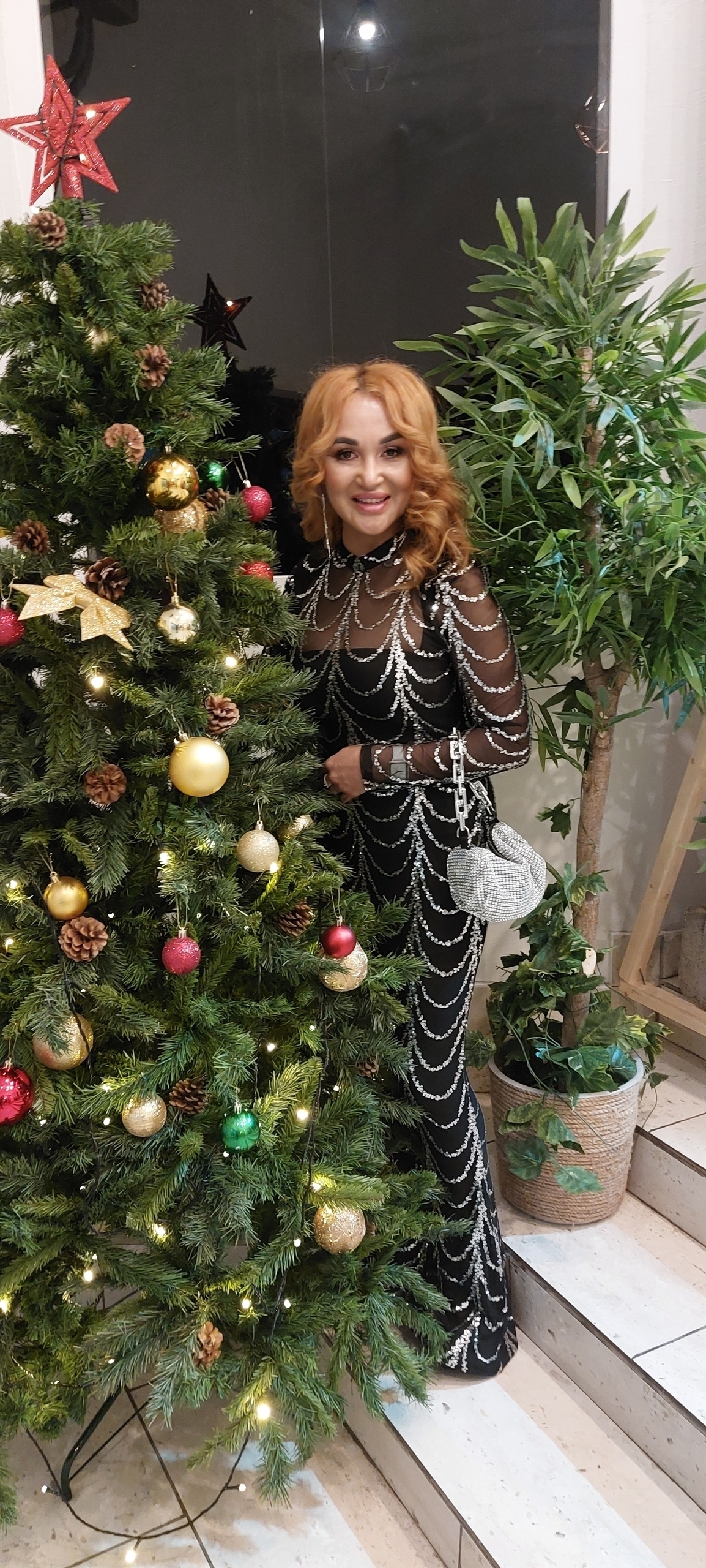 Йырсы Альбина Килдейәрованың сәхнә костюмдарын кем теккәнен беләһегеҙме?