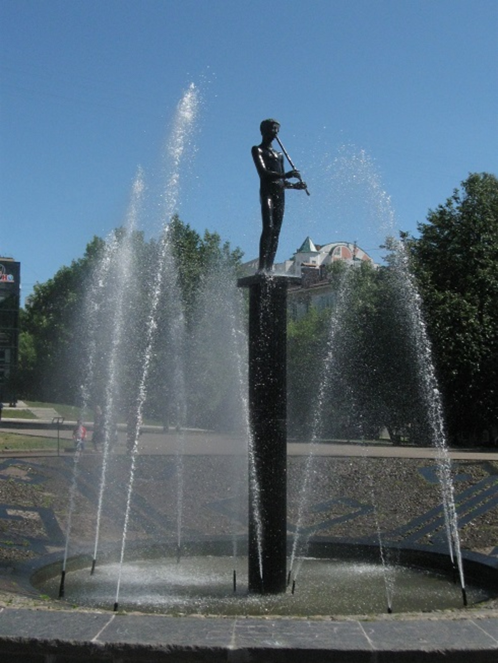 В Уфе продолжается благоустройство площади перед фонтаном «Мальчик с кураем»